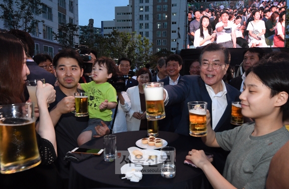 문재인 대통령이 5일 서울시 구로구 행복주택을 방문해 입주자들과  건배를 하고 있다. 2018.07.05  도준석 기자 pado@seoul.co.kr