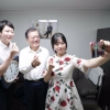 [서울포토] 신혼부부와 셀카 찍는 문재인 대통령