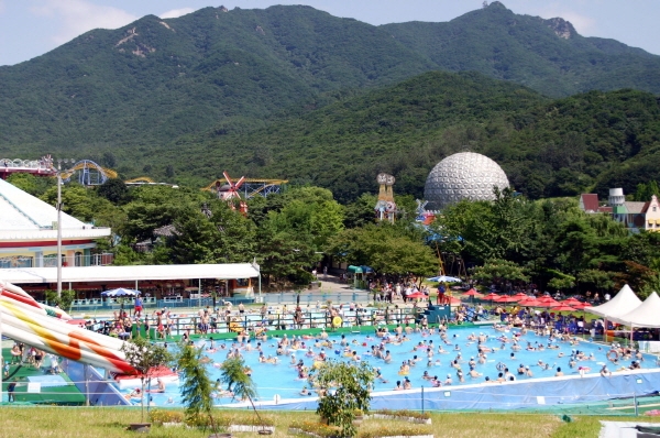 인기 애니메이션 캐릭터인 라바를 테마로 꾸며진 ‘라바 야외 풀장’은 멀리 떠나지 않고도 서울 근교에서 즐길 수 있는 도심 속 피서지로 매년 사랑받고 있다.