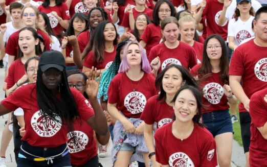 K-pop 플래시몹 펼치는 외국인 학생들