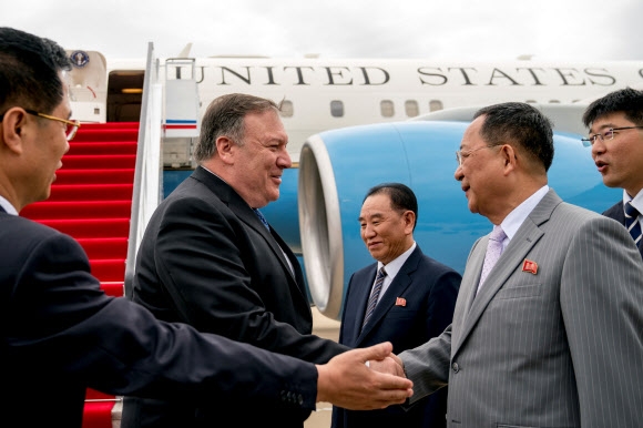 마이크 폼페이오 미국 국무장관(왼쪽 두번째)이 6일 북한 평양 순안국제공항에 도착, 비행기 트랩을 내려와서 리용호 외무상(오른쪽)과 악수를 하고 있다. 로이터 연합뉴스