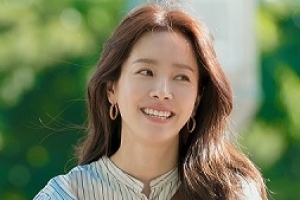 ‘아는 와이프’ 한지민, 촬영장 밝히는 풋풋+청량+러블리 미소