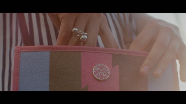 시칠리아 팔레르모를 배경으로 하는 첫 번째 영상은 빈티지함과 여유로움, 경쾌함 등이 느껴지는 것이 특징으로, 메트로시티의 18FW 아이템을 엿볼 수 있다.