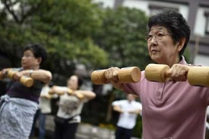 75세 이상 노인에게 의료보험료 더 걷는다는 日의 고령화 대책 성공할까