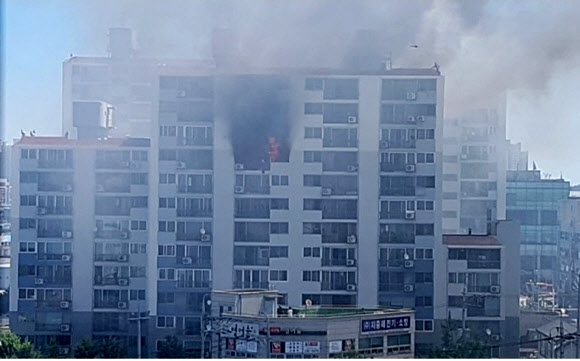 7일 오전 10시 49분께 전북 군산시 미장동 A 아파트에서 원인이 밝혀지지 않은 불이 났다. 이 불로 10∼13층에 사는 주민 7명이 옥상으로 대피해 인명피해는 발생하지 않았다.  독자제공=연합뉴스