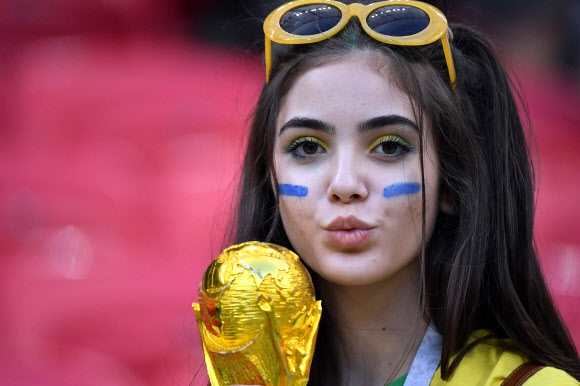 브라질 축구팬이 6일(현지시간) 러시아의 카잔 아레나에서 열린 2018 러시아 월드컵 8강전 벨기에와의 경기가 시작되기를 기다리고 있다. AFP 연합뉴스