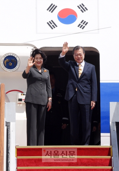 [서울포토] 인도·싱가포르 순방길 오르는 문 대통령