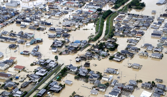 일본 오카야마현 구라시키시가 8일 폭우로 범람한 물과 토사 속에 잠겨 있다. 규슈, 시코쿠 등 서남부 지역에 사흘째 쏟아져 내린 기록적인 폭우로 이날 현재 139명 이상이 숨지거나 실종되고 대규모 이재민이 발생했다.  오카야마 AP 연합뉴스
