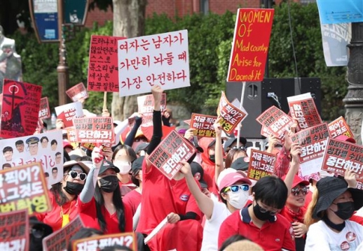 김어준 “여성집회, 달을 피묻은 식칼로 가리키면…” 과격 구호 지적