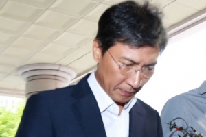 [포토] ‘초조한 두손’ 안희정 전 지사, 3차 공판 출석