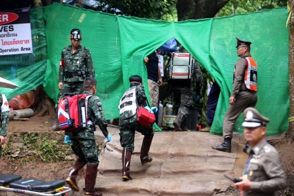 태국 ‘동굴소년’ 4명 구조…남은 9명 구조에 나흘 걸릴 듯