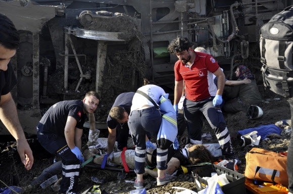 터키 북서부 에디르네주 테키르다으에서 8일(현지시간) 오후 여객 열차가 탈선해 24명이 숨졌다고 9일 전해졌다. AP 연합뉴스