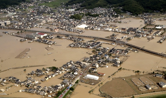 9일(현지시간) 일본 서부 오카야마 현 구라시키 시의 주택지가 폭우로 황토물에 잠겨 있다. AP 연합뉴스