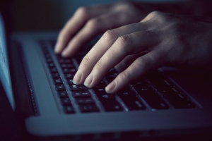 ‘남자친구인 척’ 나체사진 합성해 성희롱···20대 남성 법정 구속