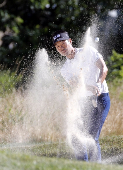 케빈 나(나상욱)이 9일 끝난 미국프로골프(PGA)투어 밀리터리 트리뷰트 17번홀 벙커를 탈출하고 있다.[AP 연합뉴스]