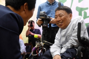 장애인 발 씻겨 주는 문석진 서대문구청장