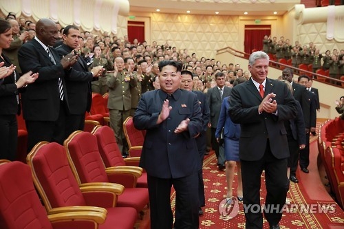 2015년 방북한 디아스카넬 쿠바 국가수반 지난 2015년 북한-쿠바 수교 55주년을 맞아 방북했던 미겔 디아스카넬 당시 쿠바 국가평의회 수석부의장이 김정은 국무위원장과 축하공연을 관람하러 들어서는 모습. [조선중앙통신=연합뉴스 자료사진]