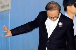 [포토] 오늘도 벽 짚고… 법정 향하는 이명박 전 대통령