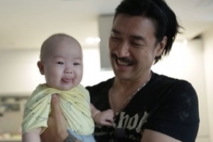 신성우, 6개월 된 아들 태오 최초 공개 ‘아들바보 미소’