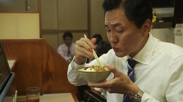 한국 뿐만 아니라 전 세계적으로 ‘혼밥’인구가 늘어나고 있는 추세다. 이 때문에 혼밥이 건강에 미치는 영향 등에 대한 연구도 점점 늘어나고 있는 추세다. 만화를 원작으로 일본TV도쿄에서 방영되고 있는 드라마 ‘고독한 미식가’의 한 장면. 일본 TV도쿄 제공