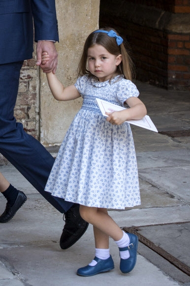 영국 윌리엄 왕세손의 딸인 샬롯 공주가 9일(현지시간) 런던 세인트 제임스 공원 내 왕실 예배당에서 거행된 동생 루이 왕자의 세례식에 참석후 예배당을 나서고 있다. AP 연합뉴스