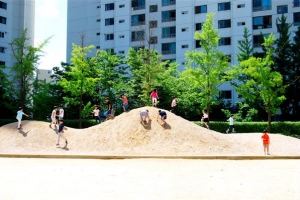 학교운동장 울퉁불퉁 흙언덕서 꿈을 키워요