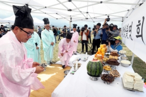 “70년 한 풀어드리겠습니다”