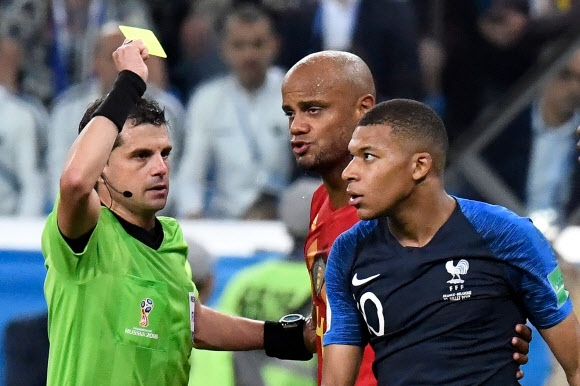 프랑스의 공격수 킬리안 음바페(오른쪽)가 10일(현지시간) 러시아 상트페테르부르크 스타디움에서 열린 벨기에와의 2018 러시아 월드컵 준결승전에서 옐로카드를 받고 있다. AFP 연합뉴스