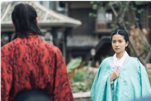 ‘미스터 션샤인’ 김태리 유연석, 운명적 만남 “숨 막히는 눈맞춤”