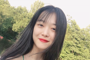 “예쁨 폭발” 설리, 독일서 활짝 핀 미모 ‘입술만 발라도..’