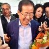 [서울포토] 꽃다발 받은 홍준표 전 대표