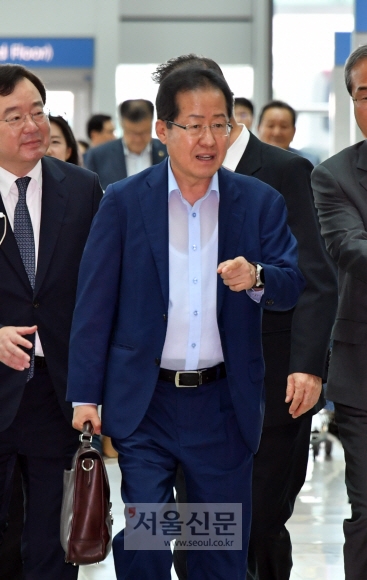 홍준표 전 자유한국당 대표가 11일 오후 미국으로 출국 하기 위해 인천공항에 도착하고 있다.2018.7.11. 안주영 기자jya@seoul.co.kr