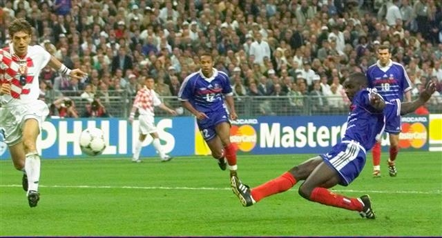 프랑스가 우승한 1998년 대회 4강전에서도 수비수 릴리앙 튀랑(오른쪽)이 크로아티아를 상대로 동점골을 터뜨리고 있다. AP 자료사진