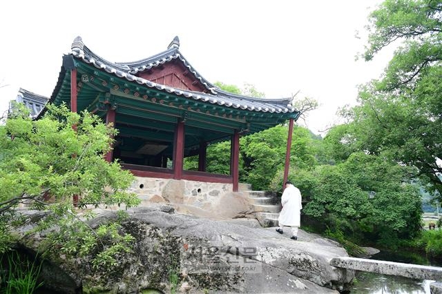 경북 봉화 달실마을의 청암정 전경. 거북이 등 모양의 바위 위에 정자가 올라 서 있는 모습이다.