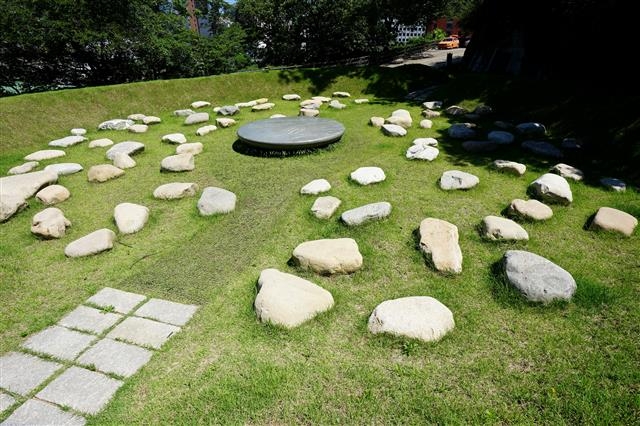 일본군 위안부 기억의 터에 설치된 세상의 배꼽 조형물.