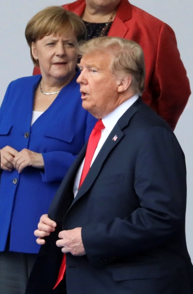 도널드 트럼프(오른쪽) 미국 대통령과 앙겔라 메르켈(왼쪽) 독일 총리가 11일 벨기에 브뤼셀에서 나토 정상회의를 시작하기 전 단체 기념 촬영을 준비하고 있다. 브뤼셀 로이터 연합뉴스
