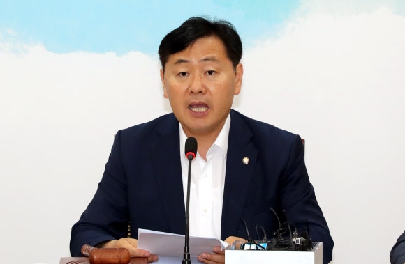 원내정책회의 발언하는 김관영 원내대표