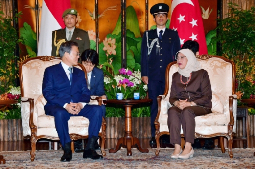 [서울포토] 문 대통령, 할리마 야콥 싱가포르 대통령과 면담