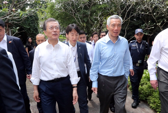 싱가포르를 국빈 방문 중인 문재인(왼쪽) 대통령과 리셴룽 총리가 12일 오후(현지시간) 싱가포르 국립식물원에서 열린 난초명명식에 참석하기 위해 입장하고 있다. 2018. 7. 12 도준석 기자 pado@seoul.co.kr