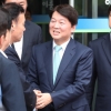 [서울포토] 떠나는 안철수…손 꼭 잡은 인사