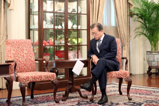 [서울포토] 홀로 앉아 원고 꼼꼼히 살피는 문재인 대통령