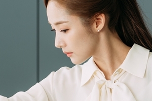 ‘김비서가 왜 그럴까’ 박민영, 요리하는 모습 포착 ‘꿀 뚝뚝 눈빛♥’