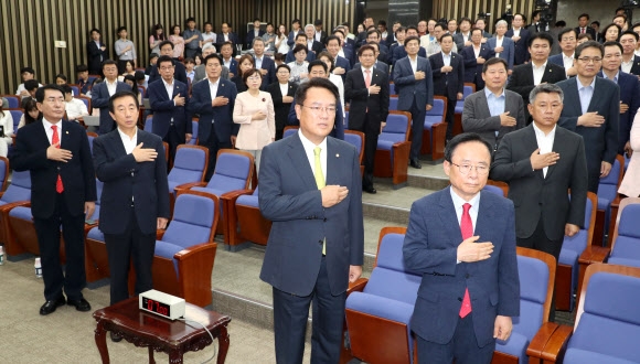 국기에 경례하는 한국당 의원들