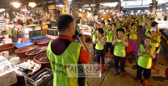 ‘두 집 살림’ 노량진 수산시장, 해법 안 보이는 갈등 