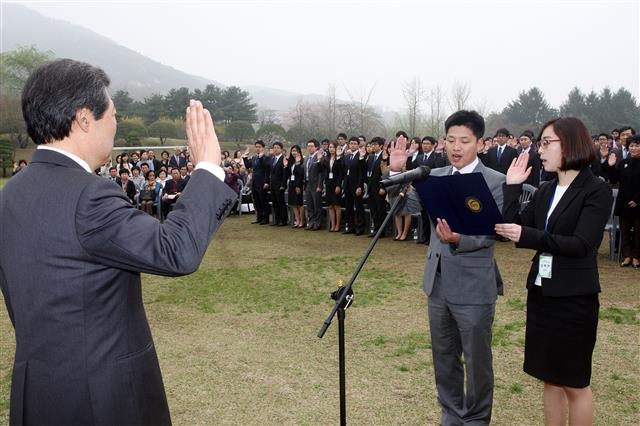 민간경력채용 사무관이 중앙공무원교육원에서 5급 공채 신임사무관과 함께 합동교육 입교식을 하고 있다.  안전행정부 제공