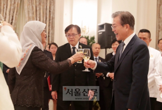 [서울포토] 문대통령 할리마 야콥 대톨령과 건배
