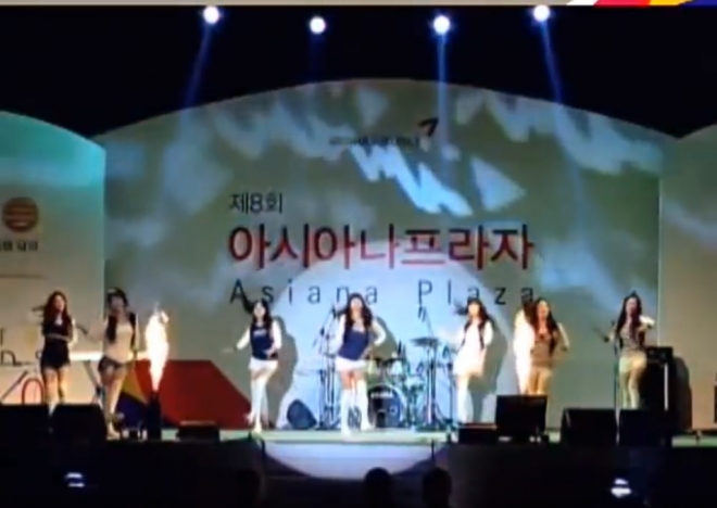 ‘아시아나 바자회&프라자’ 행사에서 여성 승무원들이 걸그룹 소녀시대의 ‘Oh!’에 맞춰 춤을 추고 있다. 아시아나 직원 제공