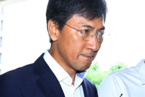 [포토] 안희정, 굳은 표정으로 5차 공판 출석