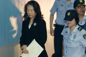 [포토] 서류봉투 꼭 쥐고 벽에 붙어 걷는 조윤선