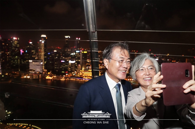 싱가포르 국빈방문 이틀 째 일정을 마무리한 저녁. 문재인 대통령은 싱가포르의 명소인 마리나베이샌즈 호텔의 스카이파크를 찾았습니다. 지난 북미정상회담 때 김정은 위원장이 방문하기도 한 곳입니다. 사진은 시내를 배경으로 셀카를 촬영하는 대통령과 강경화 외교부 장관.청와대 페이스북